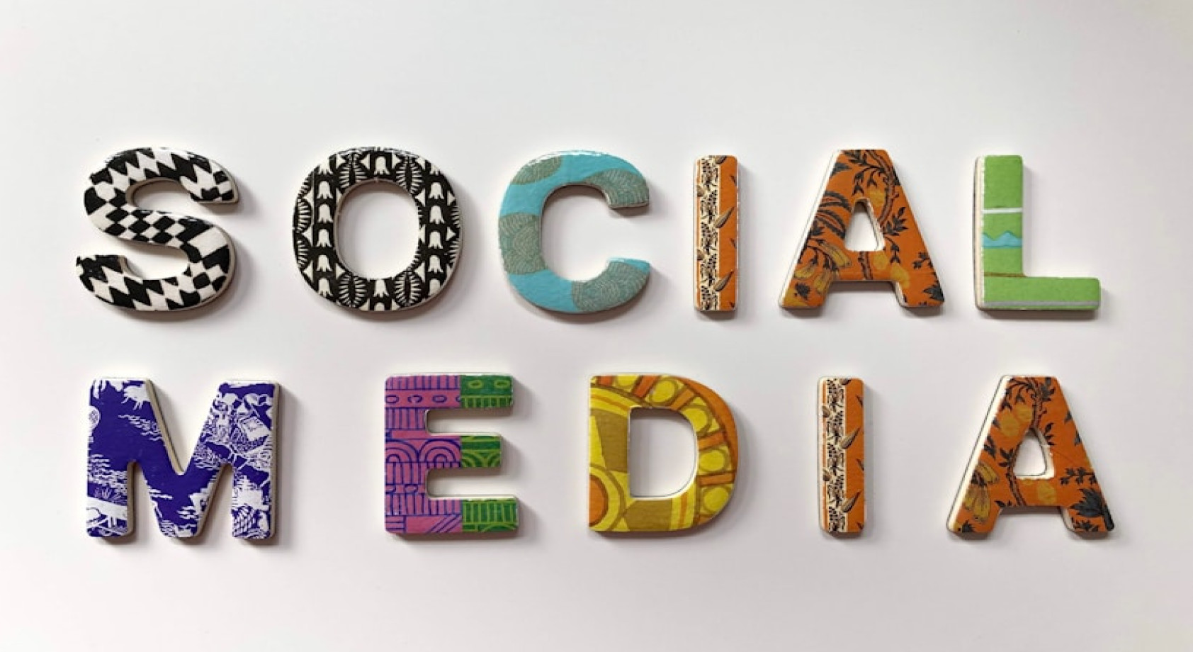 الاستفادة من وسائل التواصل الاجتماعي والمواقع الإلكترونية لبناء العلامة التجارية وإشراك العملاء